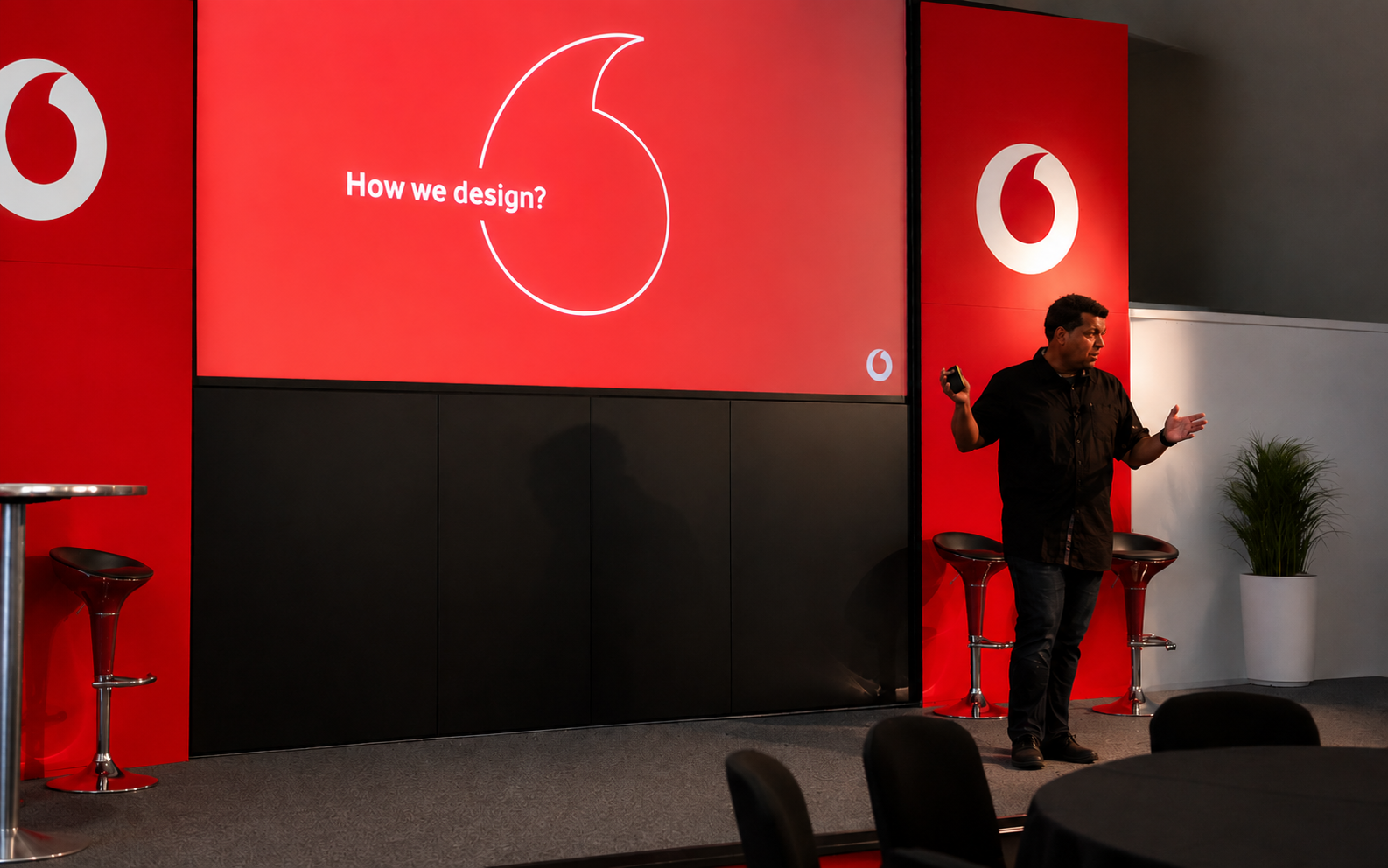 Jason Hopkins presenting 'How we design?' at Vodafone, September 2018